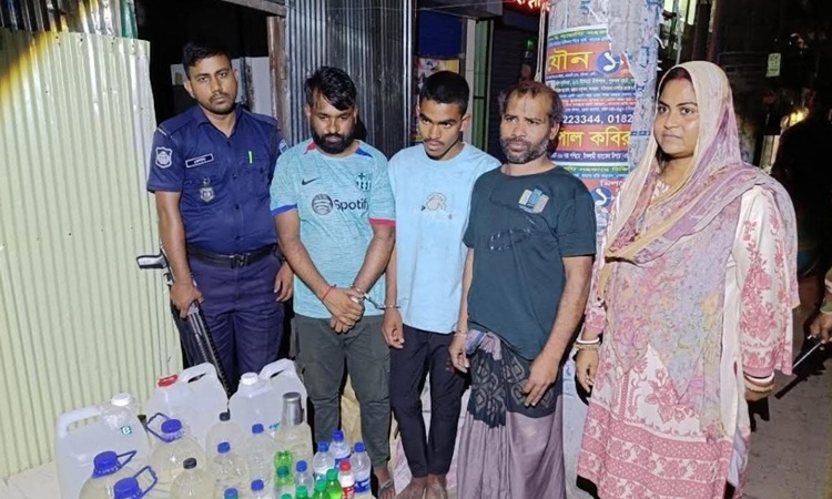 চৌদ্দগ্রামে দেশীয় মদ সহ আটক ৪