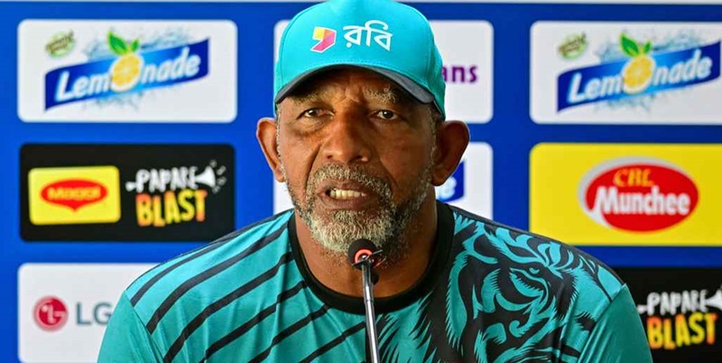 শ্রীলংকা সিরিজের মাঝেই লন্ডনের পথে সিমন্স