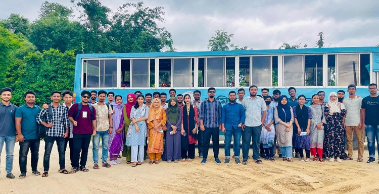 বিশ্ববিদ্যালয়ের বাসে নিষেধাজ্ঞা অমান্য করে নতুন ক্যাম্পাসে বিভাগীয় ট্যুর