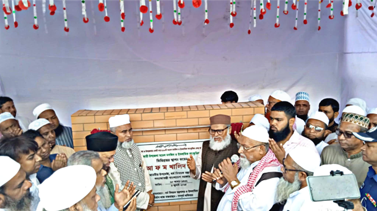 হাটহাজারীতে মডেল মসজিদের ভিত্তিপ্রস্থর স্থাপন করলেন ধর্ম উপদেষ্টা