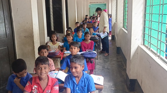 সালথার কুমারপুটি স্কুলের শ্রেণিকক্ষ সঙ্কটে: বারান্দায় চলছে পাঠদান