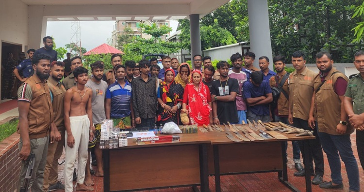 লৌহজংয়ের বেদে পল্লীতে যৌথ বাহিনীর অভিযান, আটক ১৪