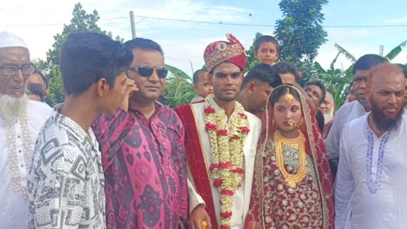 নববধূকে নিয়ে হেলিকপ্টারে চড়লেন ট্রাক্টরচালক