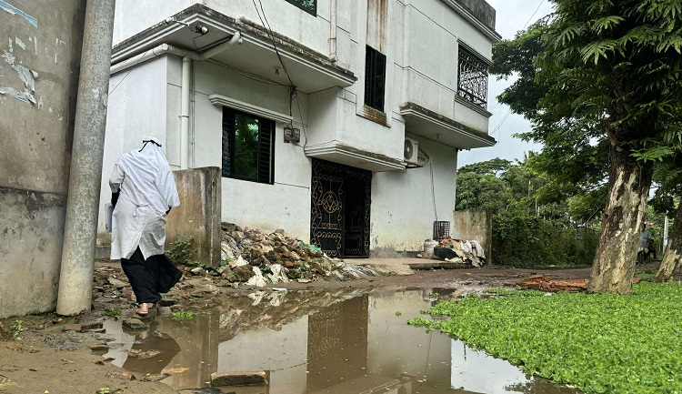 হাটহাজারীতে পানিবন্দী সড়ক: শিক্ষার্থীদের দুর্ভোগ