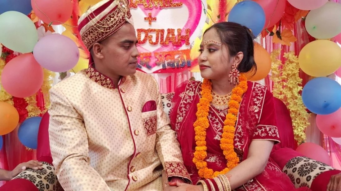 প্রেমের টানে নওগাঁয় মালয়েশিয়ান তরুণী