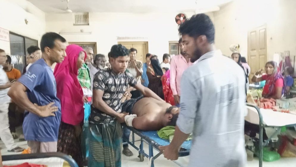চুয়াডাঙ্গায় তেলবাহী ট্রাক ও  ইজিবাইকের মুখোমুখি সংঘর্ষ , নিহত ৩
