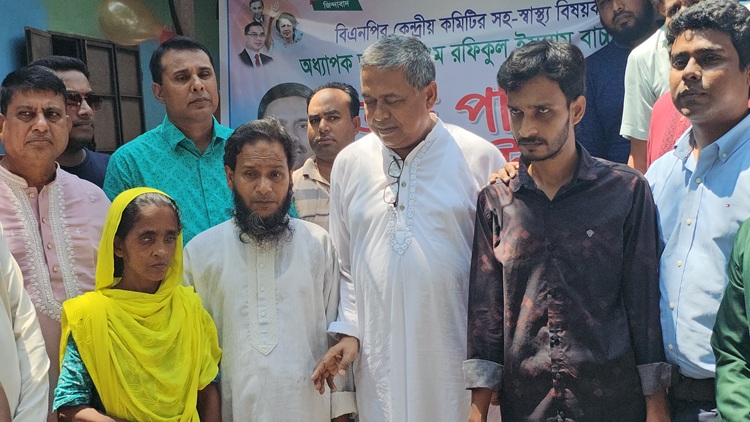 শ্রীপুরে দৃষ্টিপ্রতিবন্ধী পরিবারকে ঘর উপহার দিলো বিএনপি 
