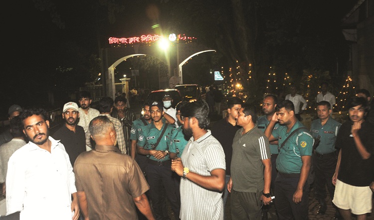 আ.লীগ নেতাকে গ্রেপ্তারের দাবিতে ছেলের বিয়ের অনুষ্ঠানে ঘিরে বিক্ষোভ