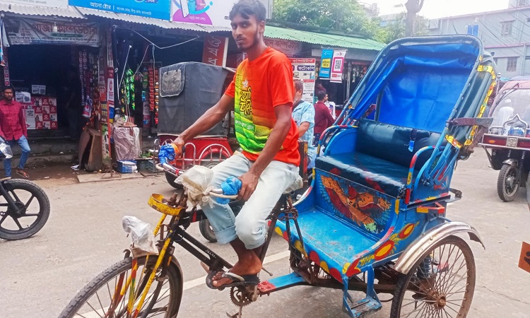 ব্যাটারিচালিত রিকশা: চালকদের অসচেতনতায় বাড়ছে দুর্ঘটনা