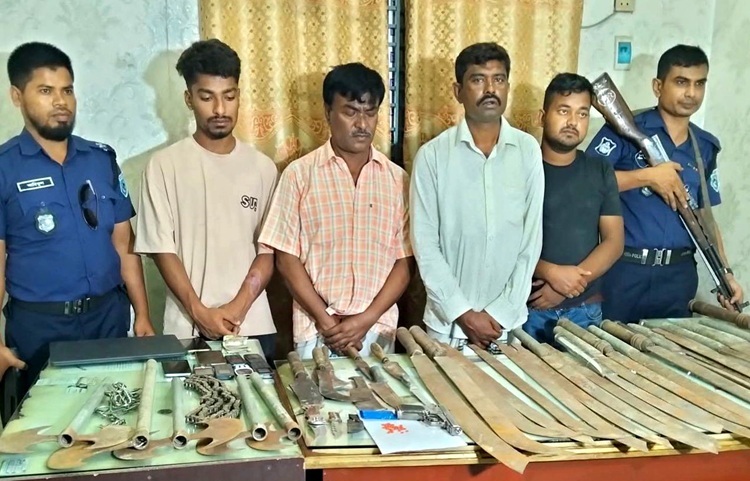 মাটির নিচে মিলল অস্ত্র ও মাদক, ৪ সন্ত্রাসী গ্রেপ্তার