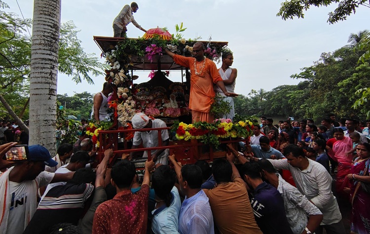 শ্যামনগরে সনাতন ধর্মালম্বীদের উল্টো রথযাত্রা অনুষ্ঠিত