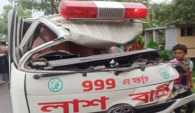 কুমিল্লায় লাশ নিয়ে বাড়ি ফেরার পথে এ্যাম্বুলেন্স দুর্ঘটনায় নিহত ২