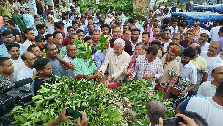 ঘোড়াঘাটে বৃক্ষ রোপন কর্মসূচীর উদ্বোধন করেন জাহিদ হোসেন