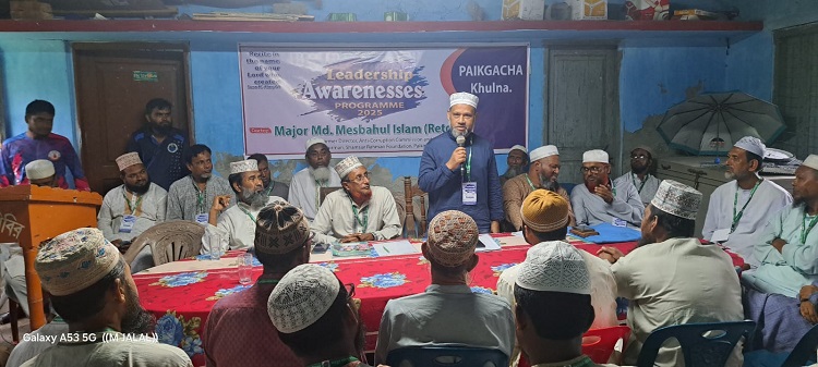 পাইকগাছায় গাছের চারা বিতরণ