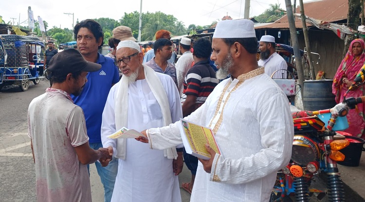 মুকসুদপুরে জামায়াত প্রার্থীর গণসংযোগ ও লিফলেট বিতরণ