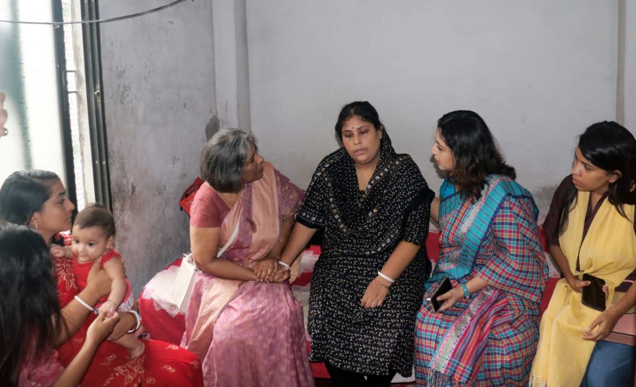 শহীদ সুমাইয়া ও রিয়া গোপের পরিবারের খোঁজ নিলেন উপদেষ্টা শারমীন মুরশিদ