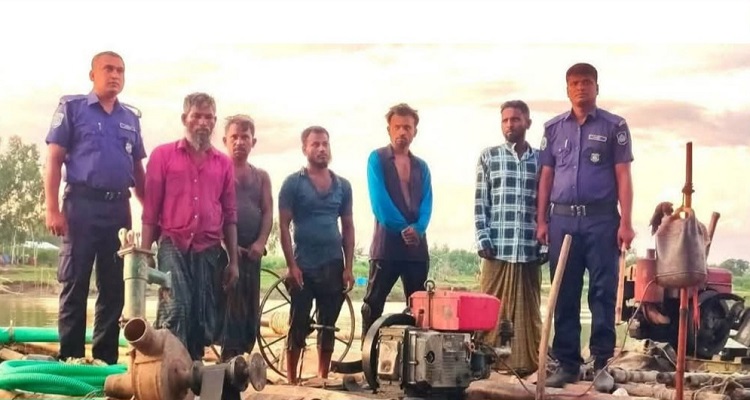 সাঘাটায় সেনাবাহিনীর অভিযানে অবৈধ ড্রেজার জব্দ, গ্রেপ্তার ৬