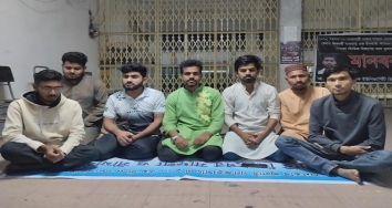 আওয়ামী লীগ নিষিদ্ধের দাবিতে ইবির বৈষম্যবিরোধীদের অবস্থান কর্মসূচি