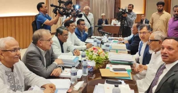 দেশে বার বার গণতন্ত্র হোঁচট খেয়েছে : আলী রীয়াজ