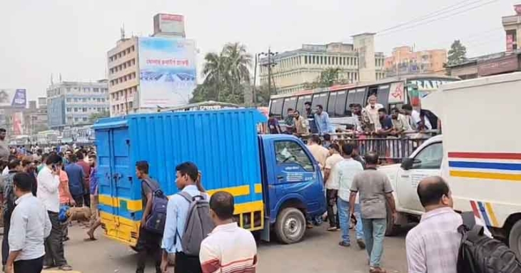 ঘুষ না দেয়ায় মারধর : গাবতলীতে মহাসড়ক অবরোধ