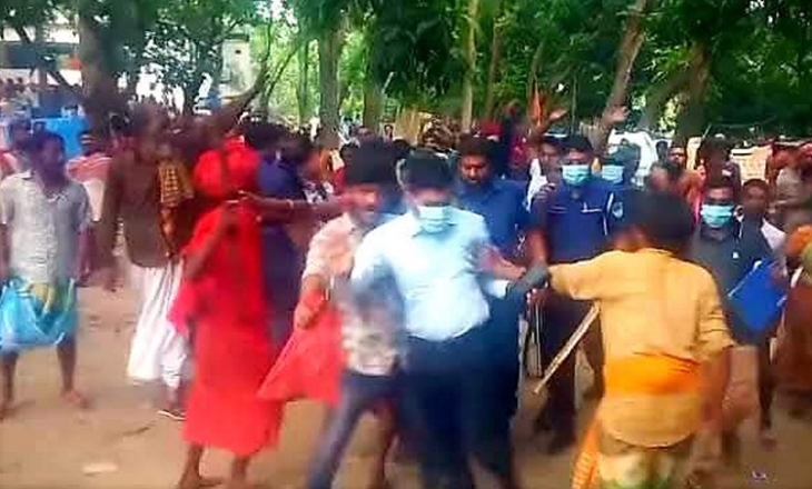 মাজারে মাদকবিরোধী অভিযান, ভক্তদের হাতে ম্যাজিস্ট্রেট লাঞ্ছিত