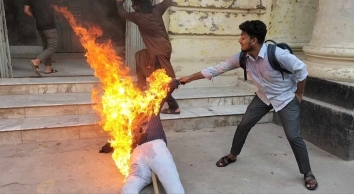 জবি রেজিস্ট্রারকে পদত্যাগ করতে ২৪ ঘণ্টার আলটিমেটাম, কুশপুত্তলিকা দাহ 