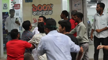 সারজিসের উপস্থিতিতে এনসিপির সমাবেশে তুমুল মারামারি
