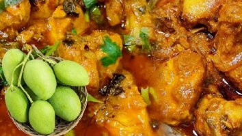 গরমে কাঁচা আম দিয়ে রান্না করুন মজাদার মুরগির মাংস
