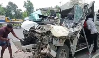 ট্রাকের পেছনে মাইক্রোবাসের ধাক্কা, একই পরিবারের ৩ জন নিহত