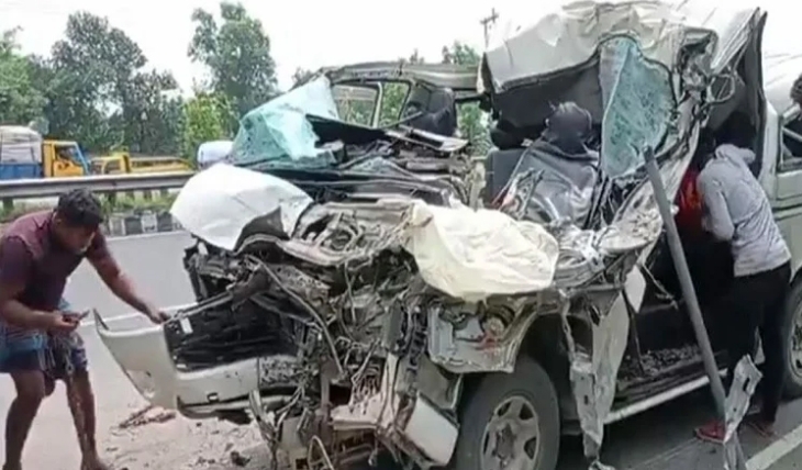 ট্রাকের পেছনে মাইক্রোবাসের ধাক্কা, একই পরিবারের ৩ জন নিহত