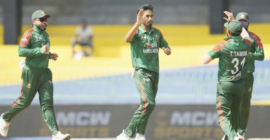 ব্যাটিংয়ের পর বল হাতেও অসাধারণ তানজিম