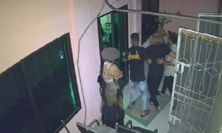 ভিডিও ভাইরাল:  রেস্ট হাউসে নারী নিয়ে ওসি, ছাত্রদলের হানা