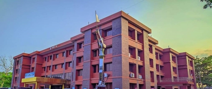 পবিপ্রবির মাঠে আপত্তিকর অবস্থায় তরুণ-তরুণী আটক