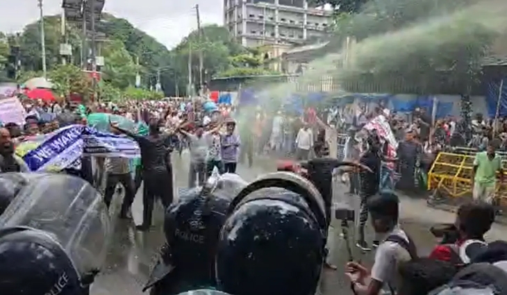 চাকরিচ্যুত বিডিআরদের ছত্রভঙ্গ করতে সাউন্ড গ্রেনেড নিক্ষেপ পুলিশের